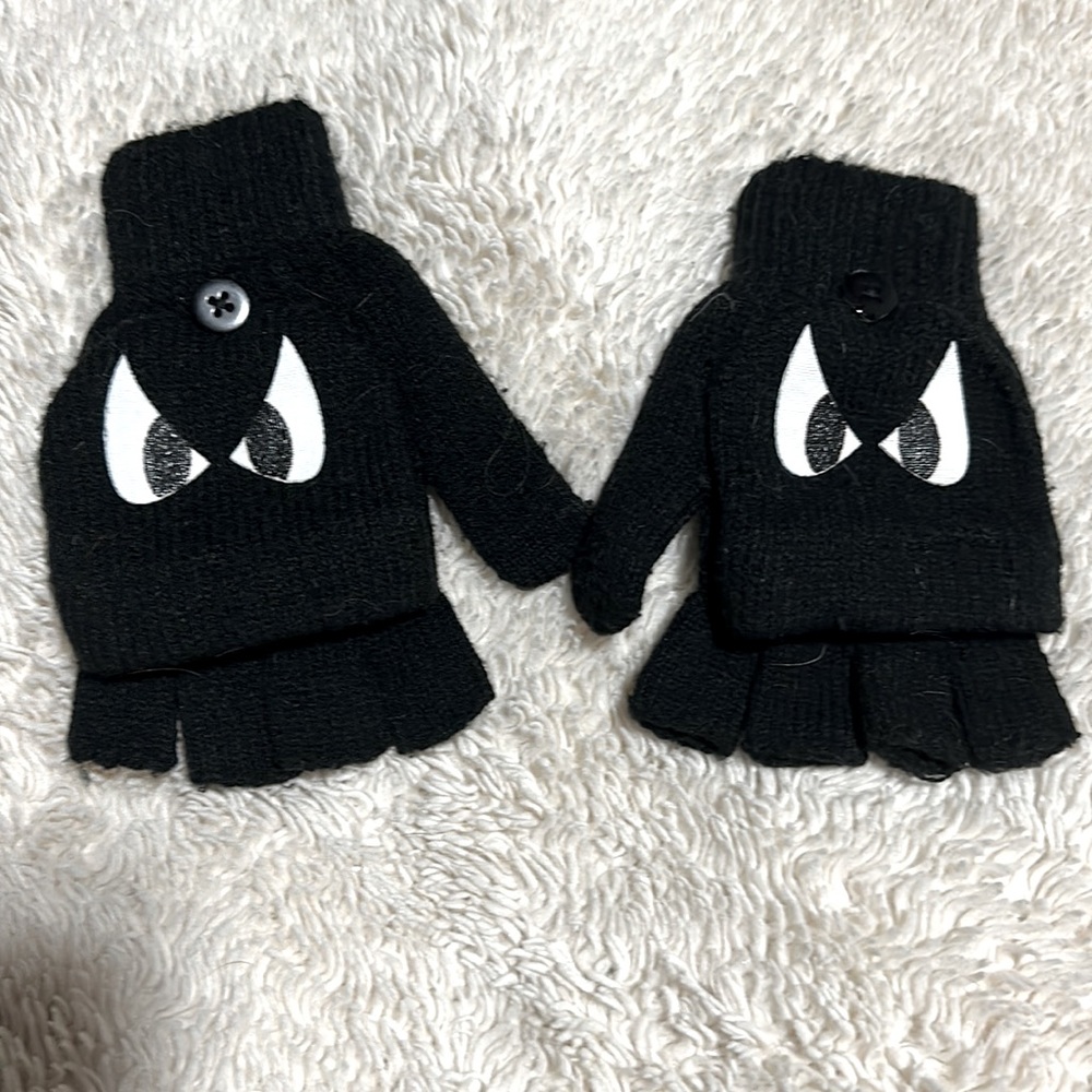 Spooky glittens 👀